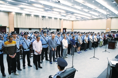 洛阳十八兄弟会涉黑案公开审理8名公职人员涉案受审