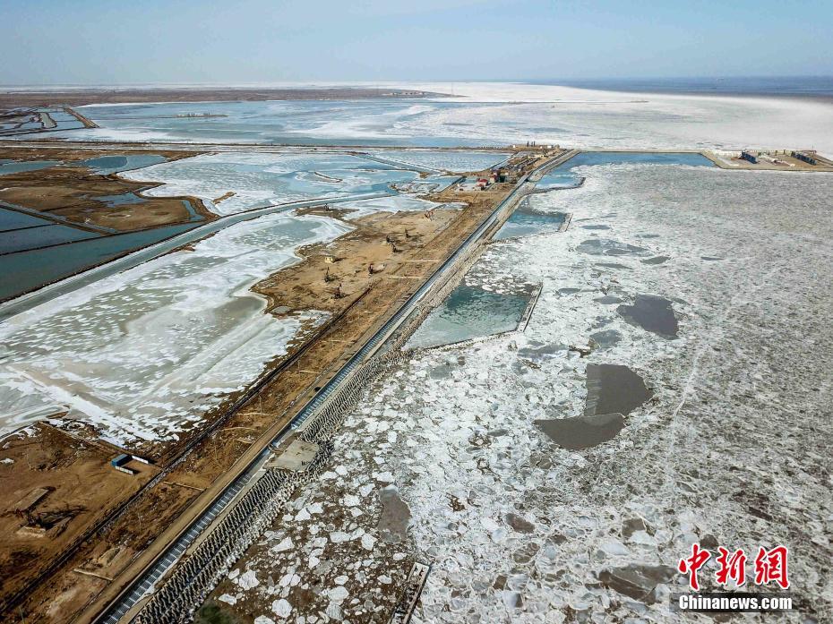 山东东营黄河口海冰封港 海上油田受影响