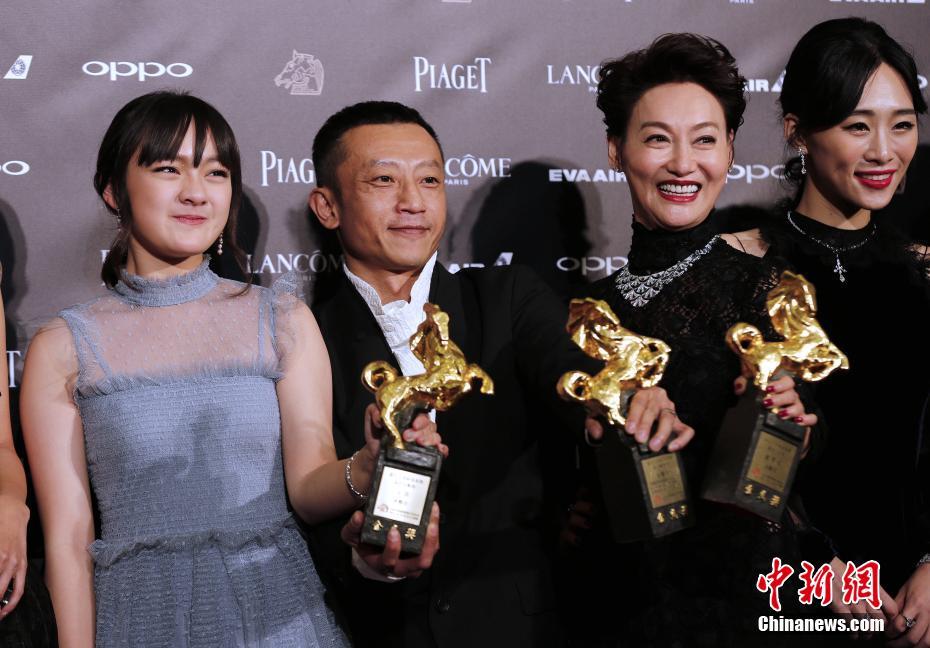 香港知名演员惠英红凭借电影《血观音》中的精彩演出荣获最佳女主角奖