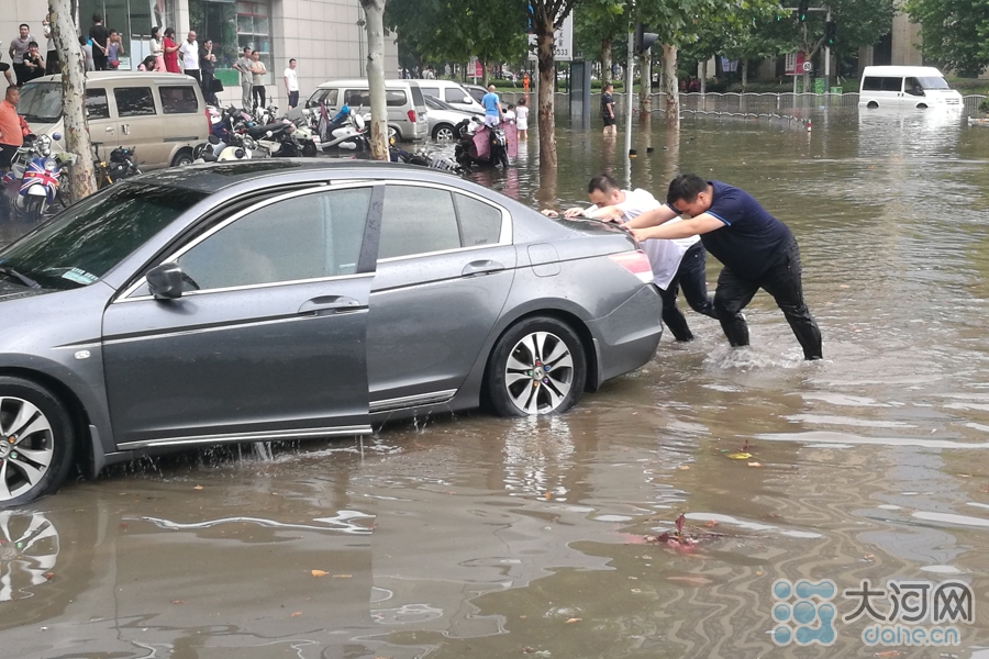 这场狂风暴雨惹祸不小郑州高新区主干道成了大水塘