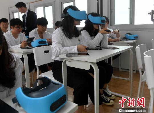 图为学生用vr眼镜在集装箱教室上课. 吕明 摄