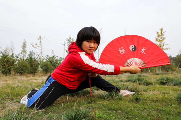 习武18年从小有个武侠梦商丘90后女汉子带村里老人跳功夫舞健身