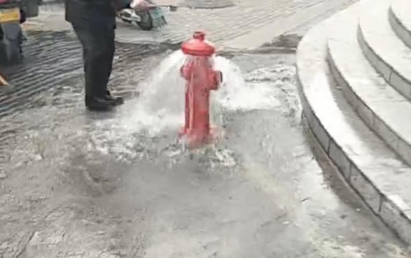 天太冷,街头消防栓被冻爆喷水