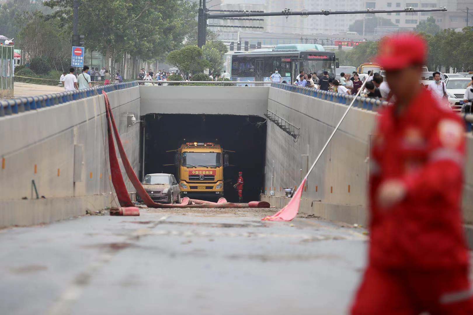 【大河网景】直击丨记者深入郑州京广北路隧道救援现场