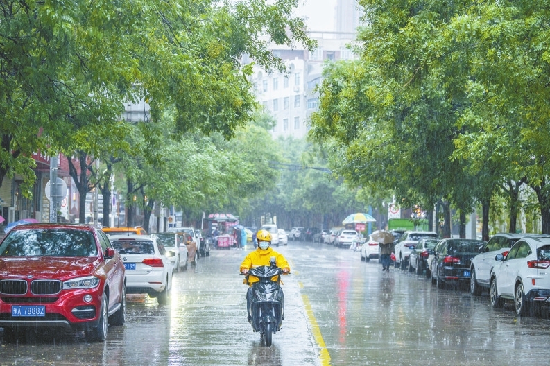 外卖员在雨中送餐,20多天以来,无数个外卖员奔赴在一线,为封控区运送