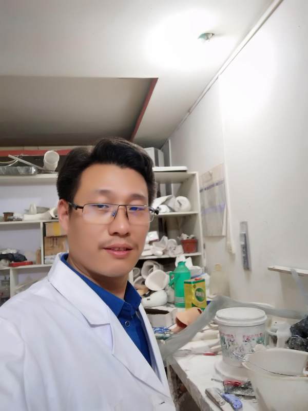 今年38岁的郝趁义来自周口农村,家境贫困的他辍学后外出打工,1997年