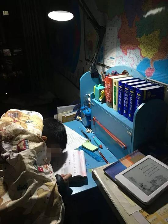 8岁孩子做作业睡着 妈妈心疼地拍下照片