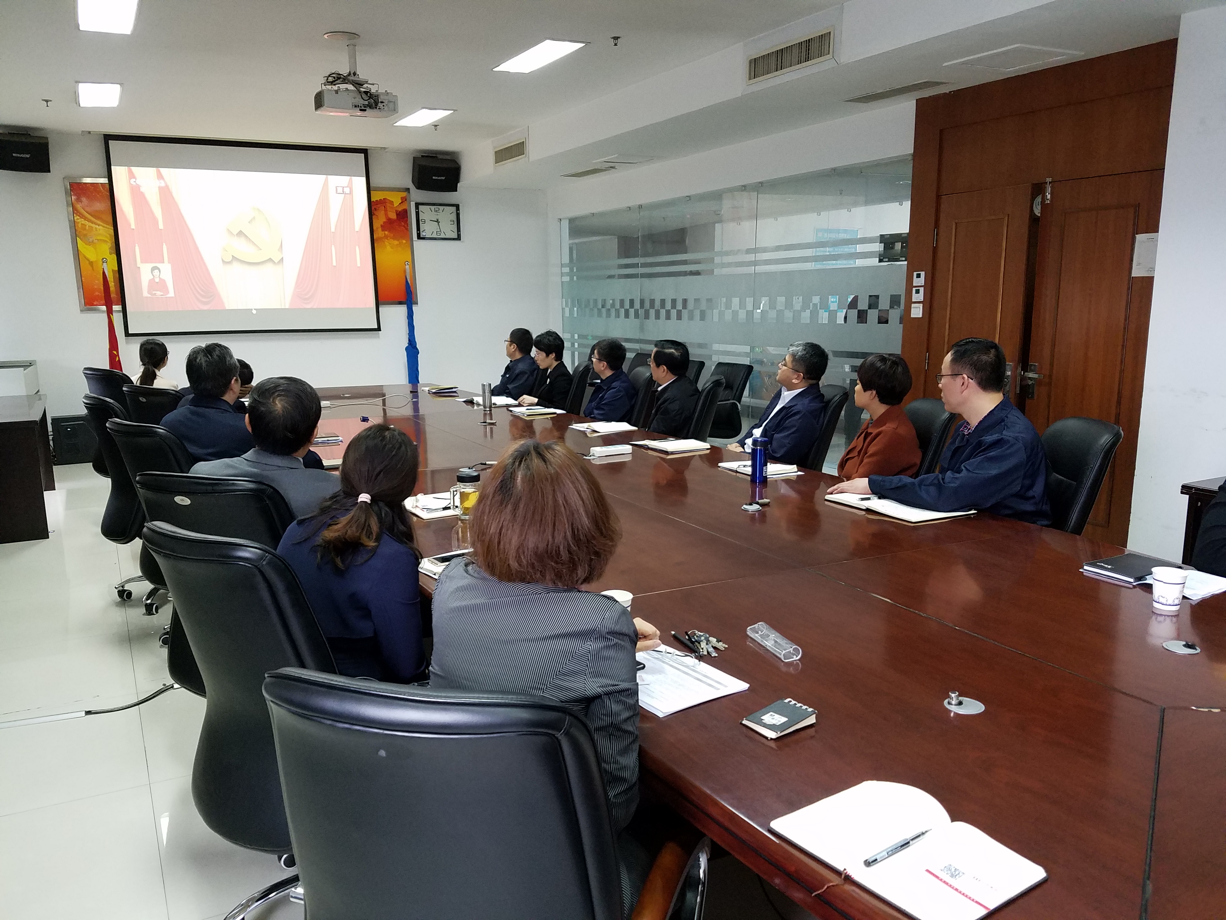 卫华集团干群收听收看十九大开幕会