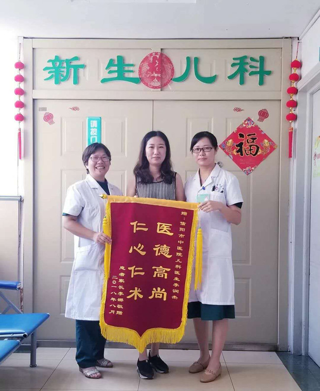 暖心!信阳女医生高铁上为高烧儿童推拿退烧