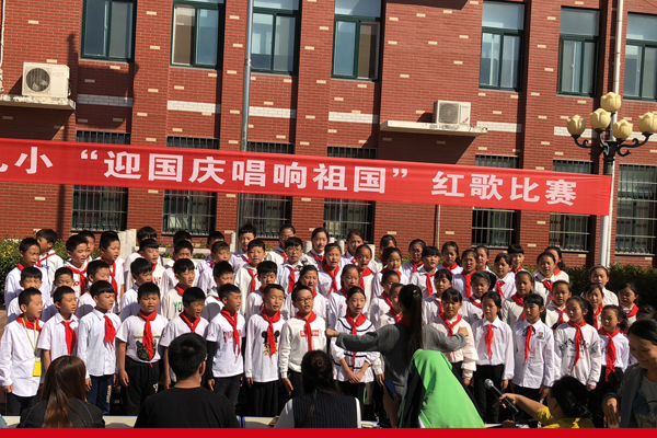 六年级学生的表演