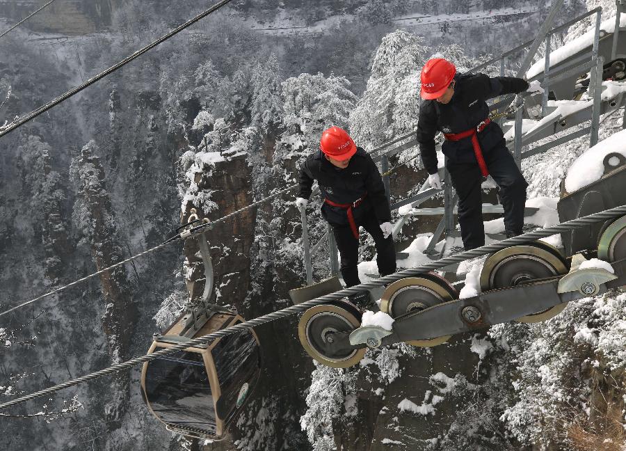 感谢有你请记住这些冒雪前行的身影