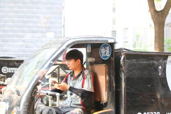 郑州严查电三轮,快递员骑共享单车派送:快递员