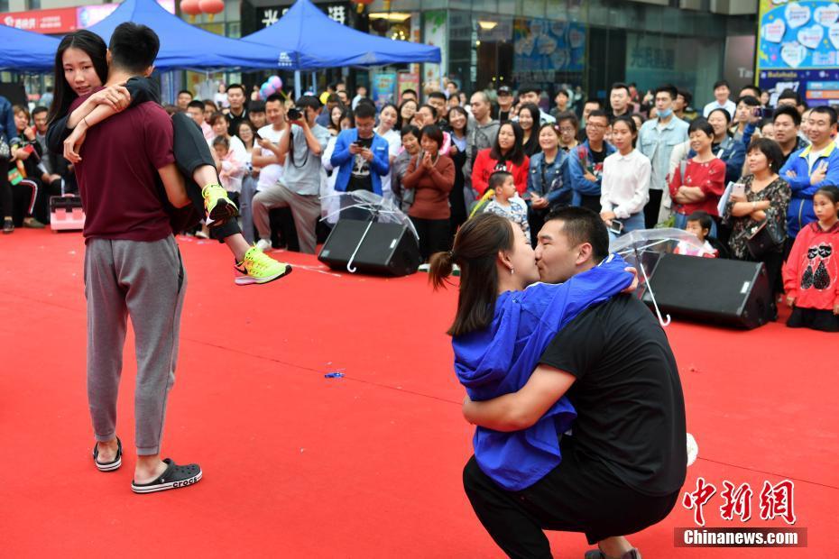 520我爱你河北情侣上演kiss大比拼