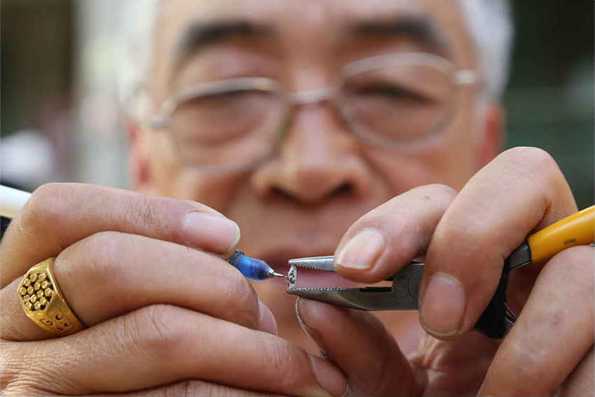 豫北一奇人在米粒上作画微雕技术堪称一绝细看作品需用放大镜