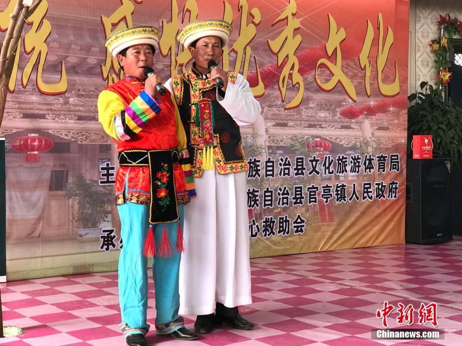 2月8日,青海省民和回族土族自治县官亭镇的土乡群众身着盛装,参加"道