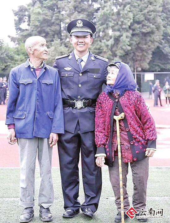 最感人的凝视：云南警官学院新生与爷爷奶奶合影