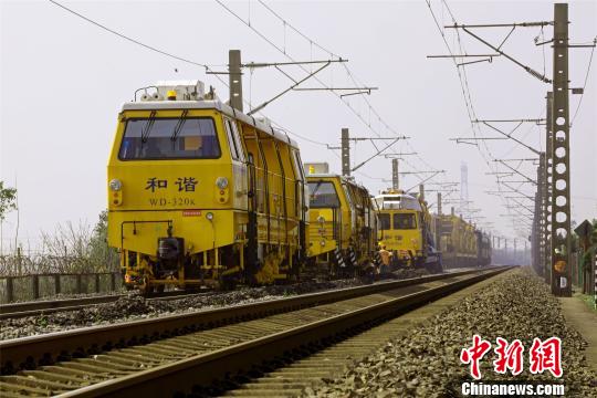 汪翰 摄铁路大型养路机械rm80型清筛机在丰城至谭岗铁路区间进行线路