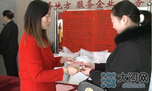 平顶山银行举行“助力贫困村 平银献爱心”集中捐助活动