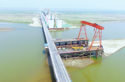 【十九大时光】一家人工地上挥洒汗水 一座桥大河上连通南北