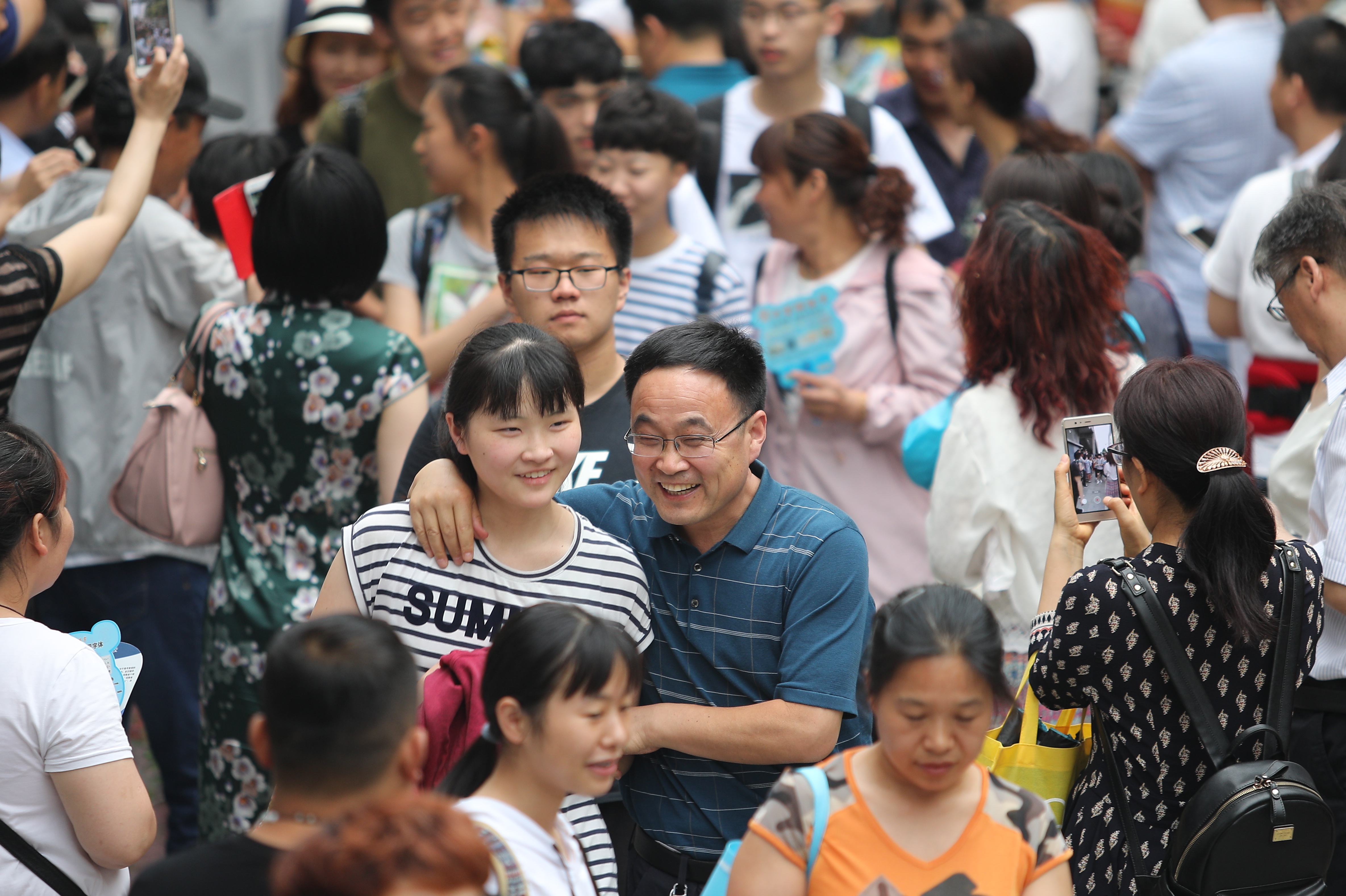 喜笑颜开:幸灾乐祸图片