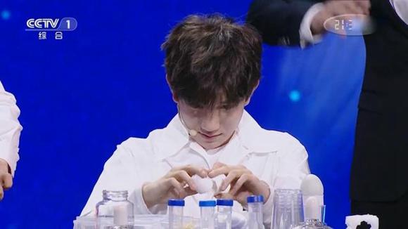 《开学第一课》热播 超长广告在朋友圈被吐槽