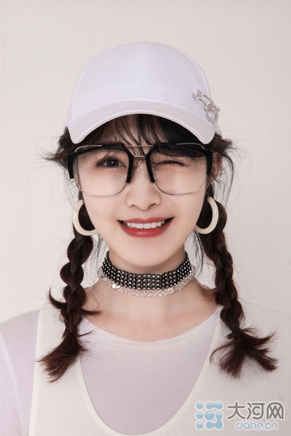 粱田搞怪表情包 潮流搭配时尚运动双不误