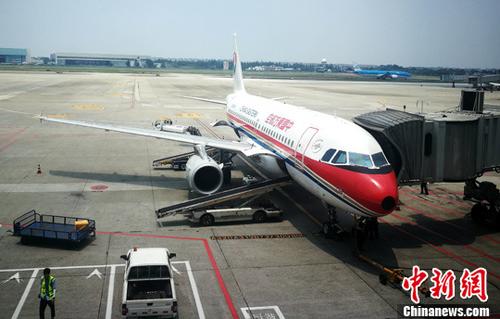 资料图：停机坪上正在上客的客机。 <a target='_blank'  data-cke-saved-href='http://www.chinanews.com/' href='http://www.chinanews.com/'>中新社</a>记者 刘忠俊 摄