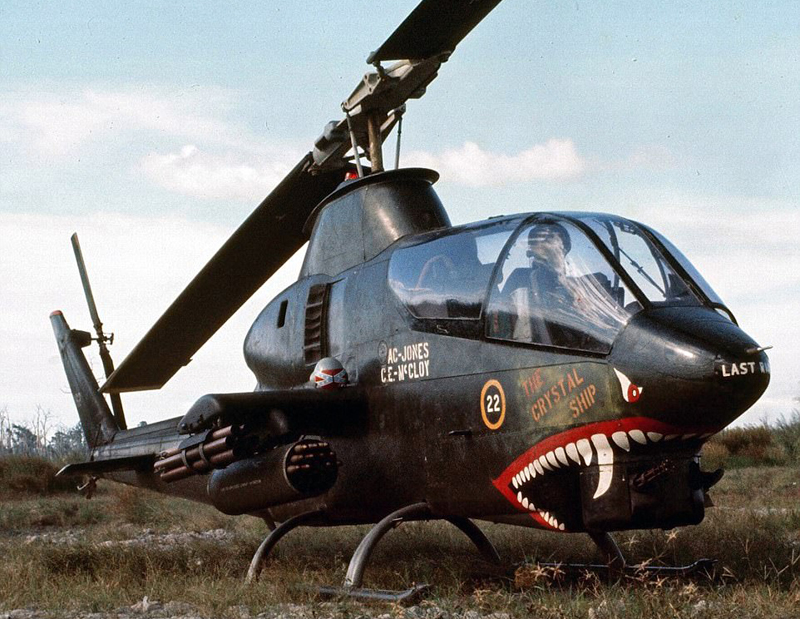 近日,网上一组展现越南战争中美国飞行员在直升机上绘制漫画的图片