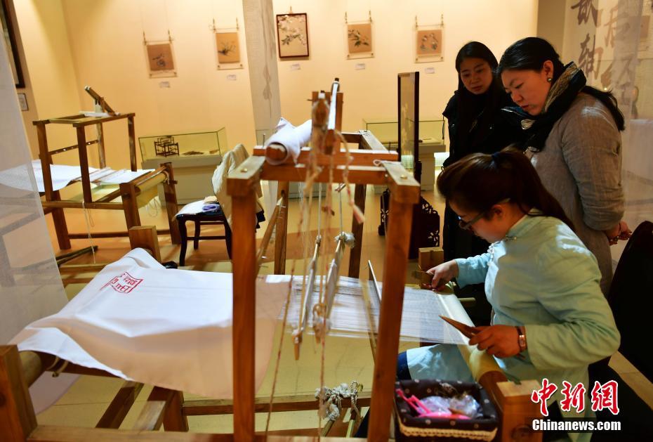 丝中之圣”缂丝艺术作品展》展千年古老技艺-大河网