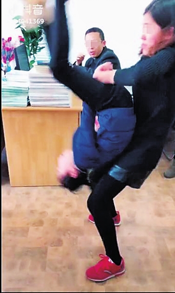 爸爸拉2岁女童学抖音翻跟斗 孩子头着地摔下