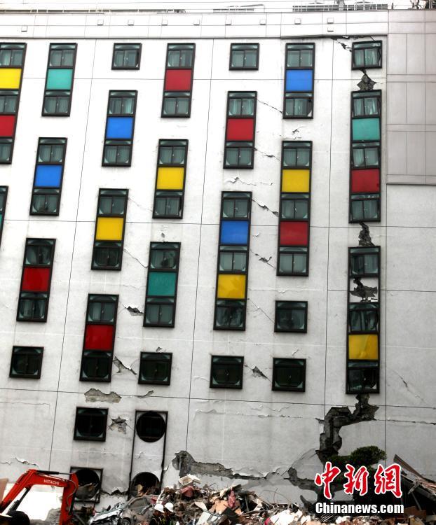 台湾花莲地震导致多栋楼房倾斜 手机大河网