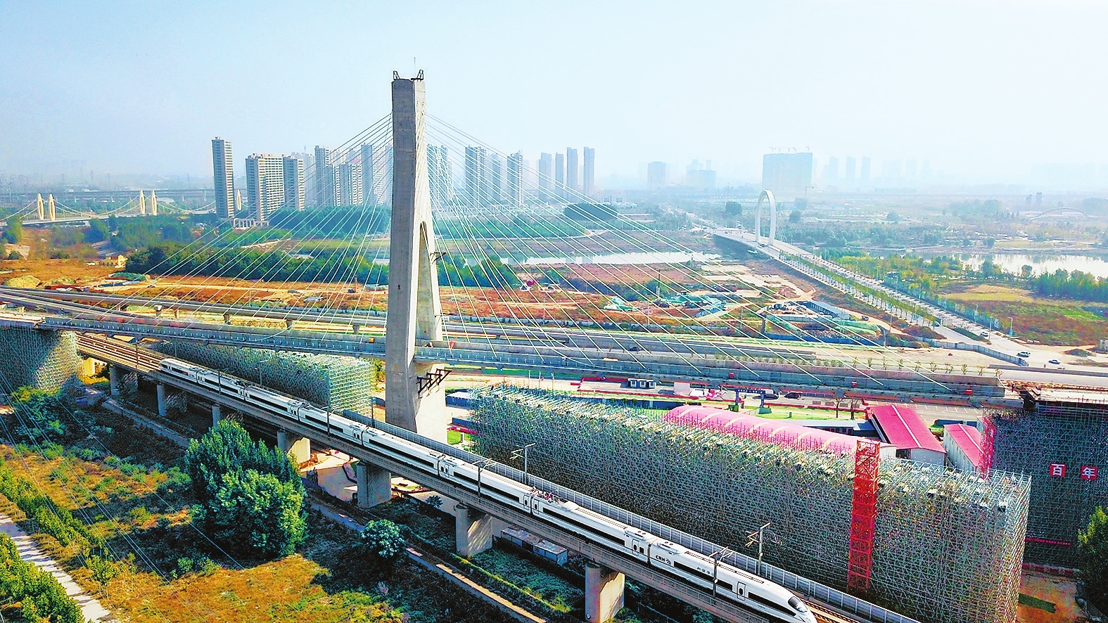 郑万铁路曲线斜拉桥空中转体