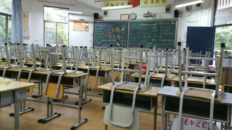 高考后郑州四中考生回教室打扫卫生 学生一字