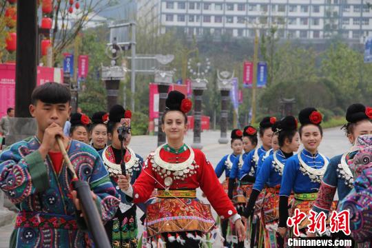 穿着苗族服饰的中美与苗族姑娘们一起游街 文兴贵 摄