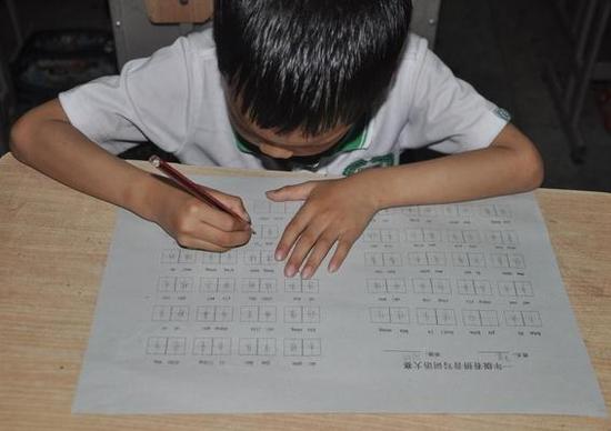 一年级孩子被要求写印刷体拼音 写到眼皮打架