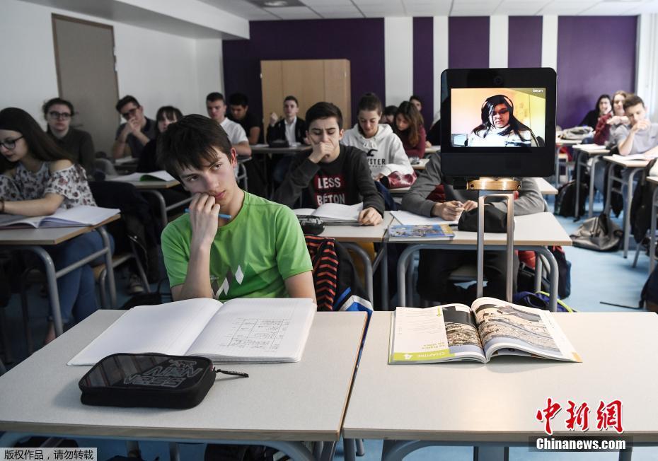 患病学生足不出户 机器人代表去学校上课