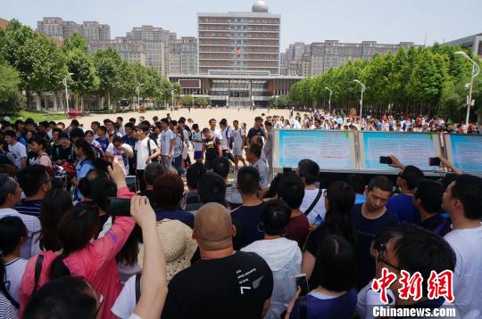 郑州市教育局辟谣高考学生撕衣赶考:着装不符