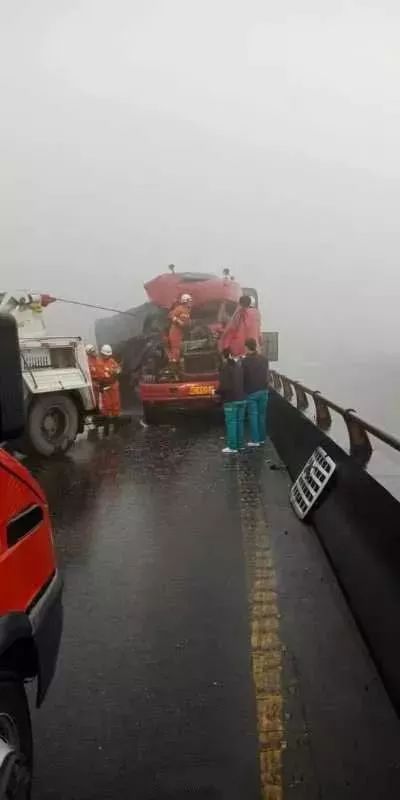 人民日报点赞!河南女医生脚踩万丈深渊悬空救