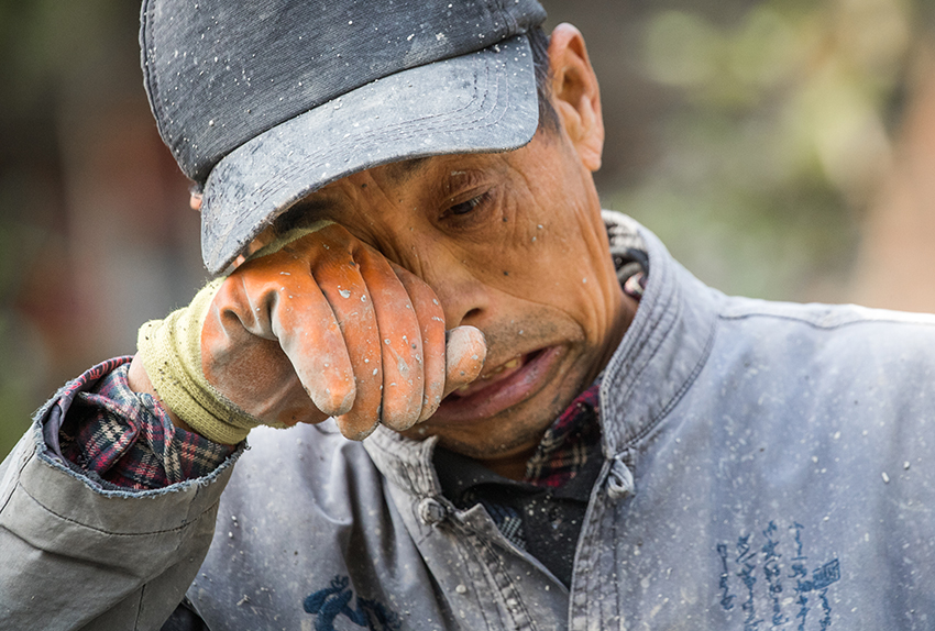 高山修路,助山村百姓脱贫,施工艰难,看后揪心,路通百姓绽笑颜