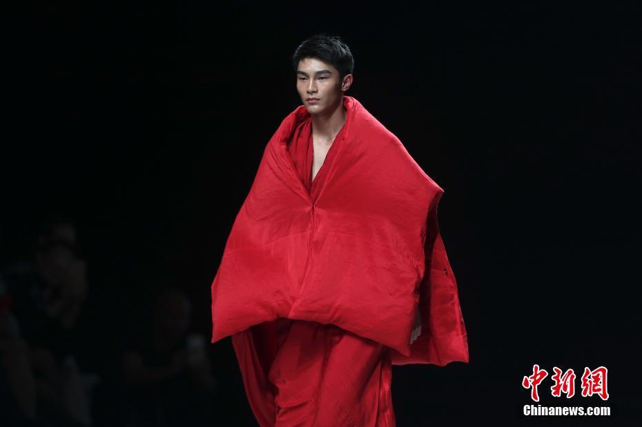 常熟服装设计师2018秋冬联合发布会在北京举行