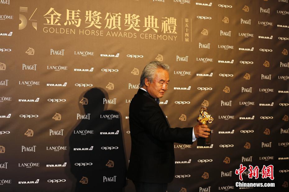 第54届金马奖最佳男女主角获奖后合影