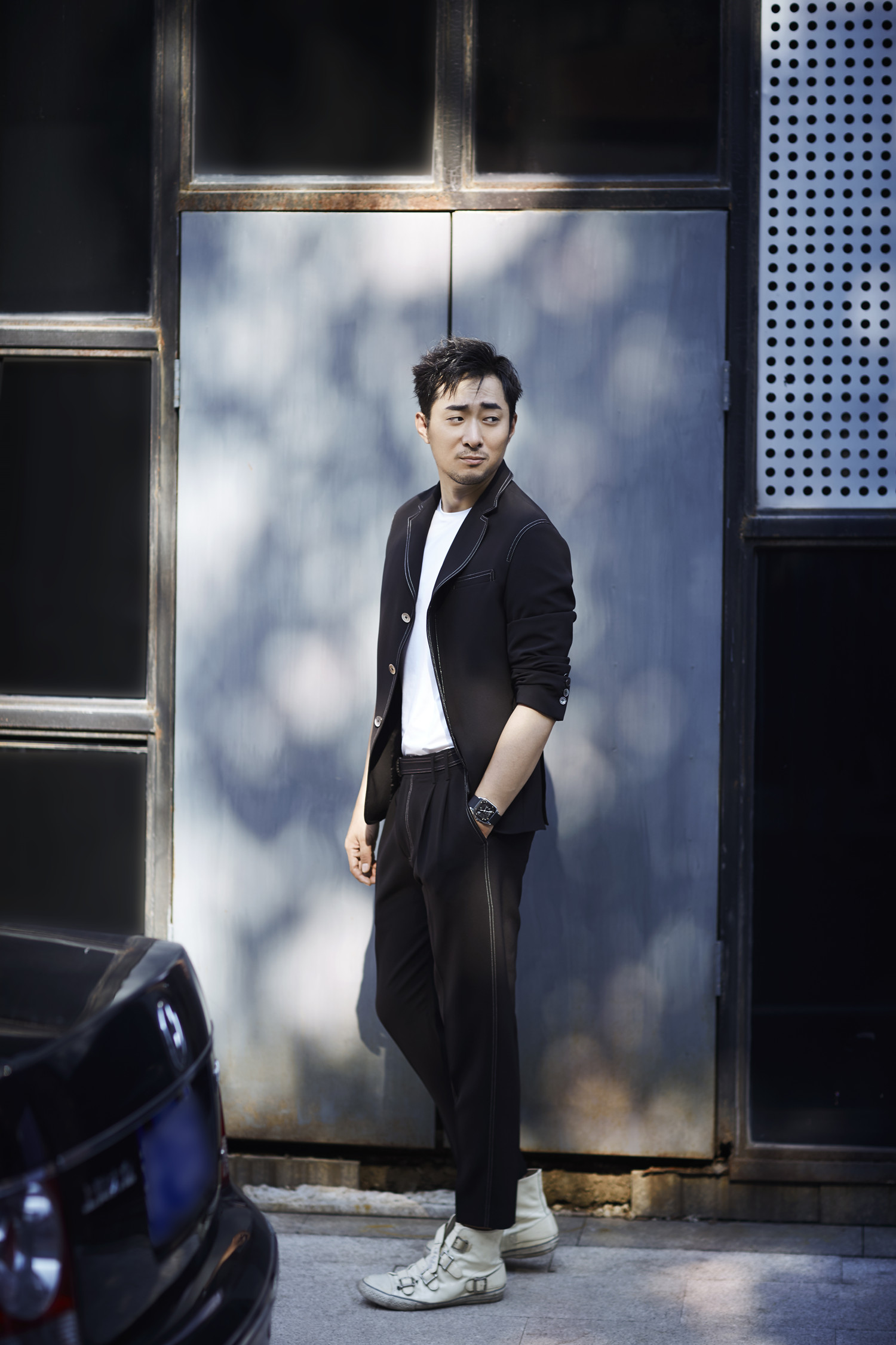 近日,演员胡译仁最新秋季写真全新温暖来袭,身着牛仔外套的他在镜头前