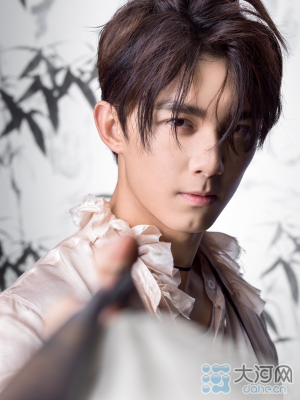 吴磊惊蛰曝古风大片 水墨画风映衬翩翩少年郎