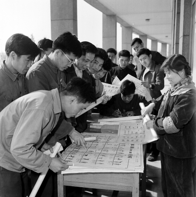 1963年，朝阳区新华书店门市部工作人员到工人体育场零售第四套广播体操挂图。冯文冈/摄