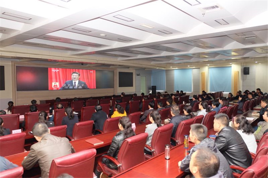 河南省人民防空办公室组织干群观看十九大开幕会_副本