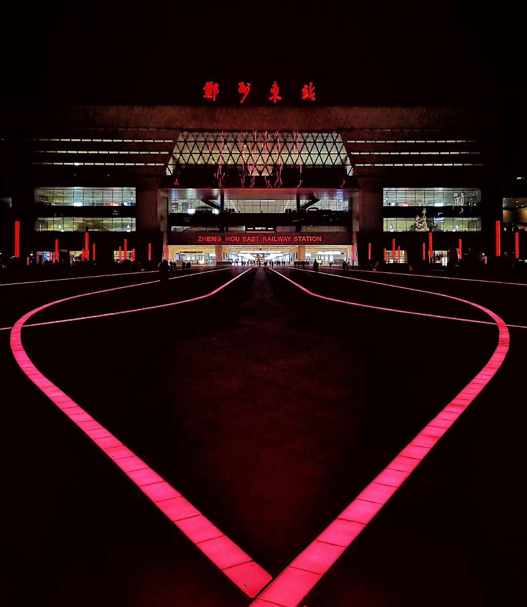 近期,在郑州东站拍下一组灯带线照片,给孤寂的夜晚添加了几道色彩.