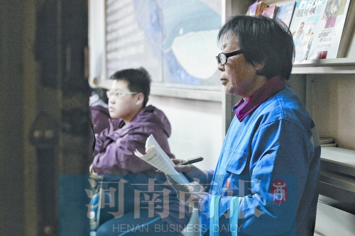 旁听四年课程 郑州63岁保洁工被称为“最美高中生”