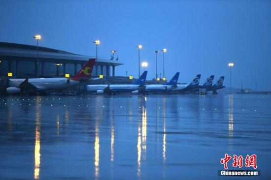 8月29日，随着山东航空SC8880航班从第三跑道滑行起飞，历时5年建成的重庆江北机场T3A航站楼和第三跑道正式投用。重庆江北机场也成为继北京首都机场、上海浦东机场、广州白云机场之后，国内第四座拥有三条跑道同时运行的机场。重庆江北机场T3A航站楼和第三跑道工程于2012年8月开建，主要建设内容包括新建一条长3800米、宽75米的4F级第三跑道及相应的滑行道、联络道等配套设施；53万平方米的T3A航站楼；35万平方米的综合交通换乘枢纽；90万平方米的停机坪、新增停机位94个等。图为T3A航站楼停机坪上等待出港的航班。 陈超 摄