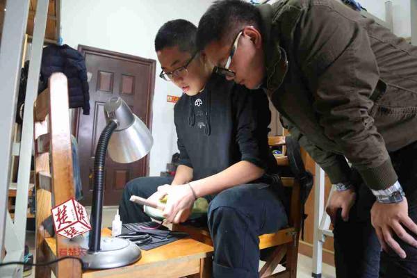 武汉一大学生当起修鞋匠 义务帮同学修鞋200余双
