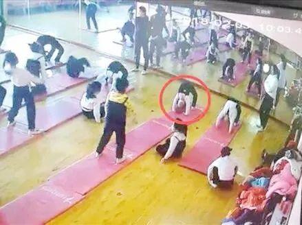 注意!女孩儿练习舞蹈下腰动作导致高位截瘫 儿